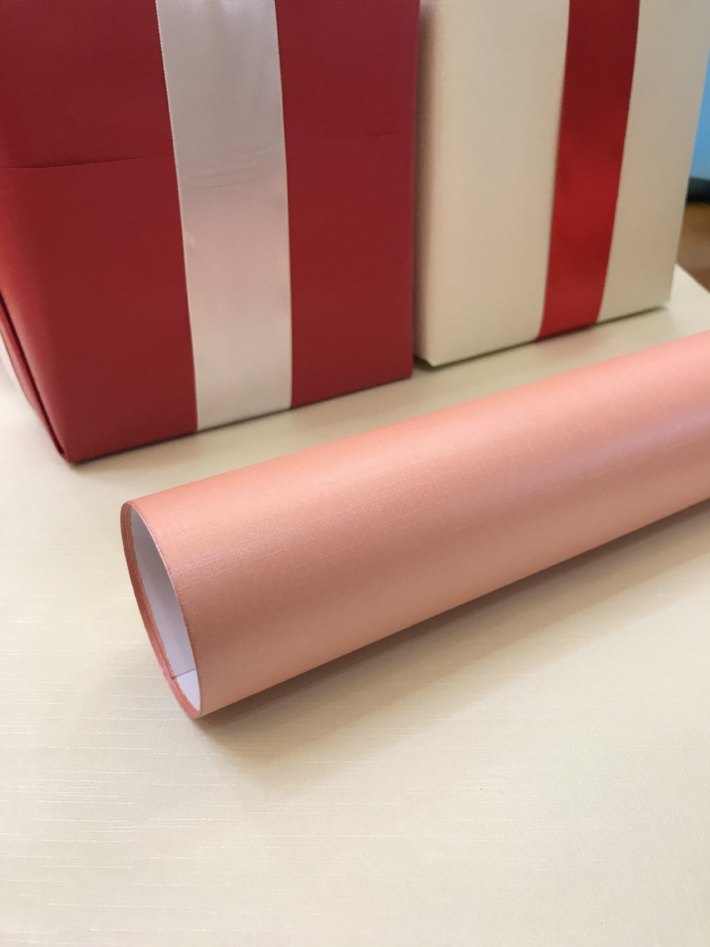 Papel perlado rosa; 70*100 cm (hojas)