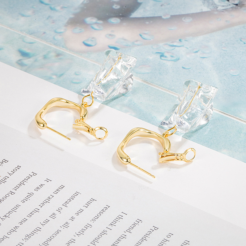 Oversized Sculptural Clear Acrylic Clip-on Earrings Modern Design_voghion.com
