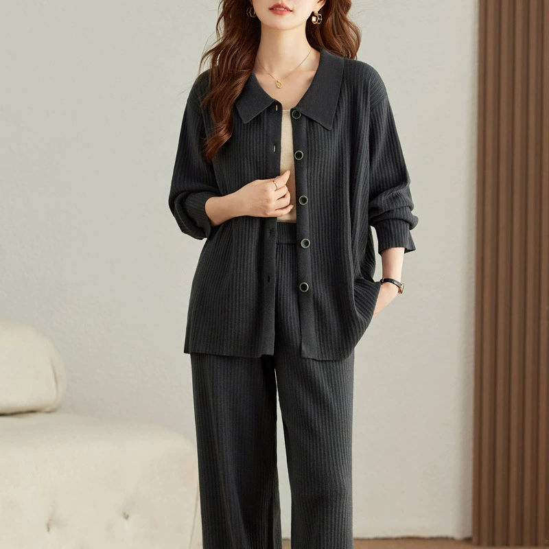 Комплект осенней одежды для мамы 2025: новый модный вязаный свитер-жакет, повседневный спортивный костюм-двойка для женщин среднего и старшего возраста