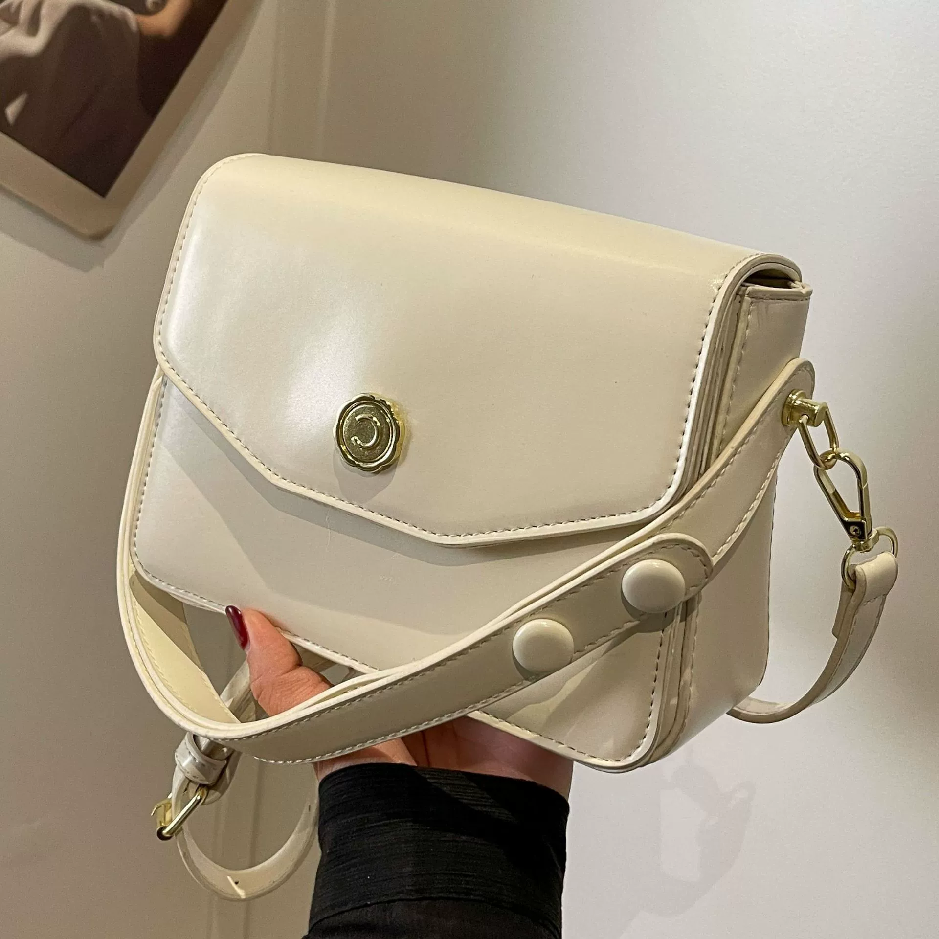 Универсальная щёчная румяна? Одно плечо сумка? "Universal face blush, one-shoulder bag" — здесь likely косметика с сумкой; translation should reflect 