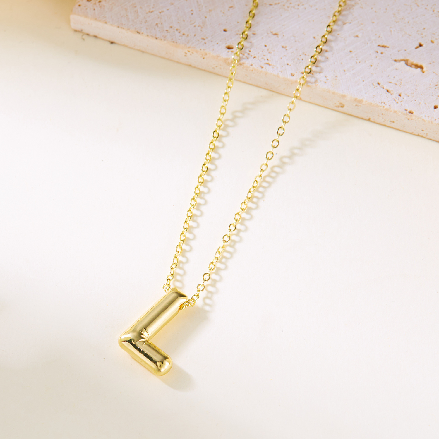 Collier avec pendentif lettre initiale style ballon original_voghion.com