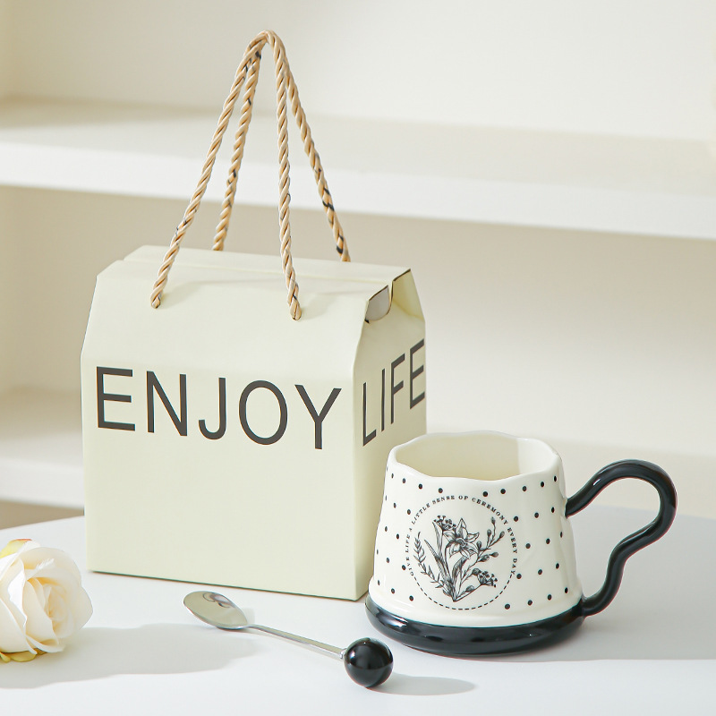 Tazas de cerámica de alto valor nominal tazas de café tazas de leche de alto nivel de sensación de taza de agua casera regalos de mano al por mayor