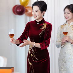 喜婆婆のお母さんは結婚式の宴会のドレスを詰めます。