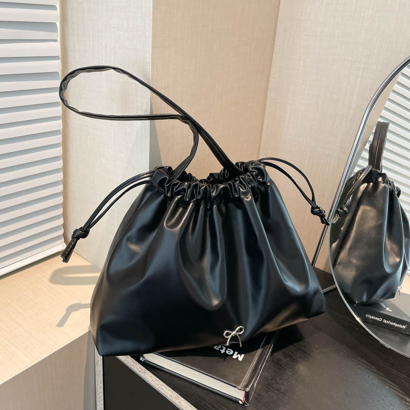 Bolsa coreana de gran capacidad bajo el bolso de tote para mujeres 2024 nuevo otoño y invierno bolso de hombro de moda versátil bolso de cubo