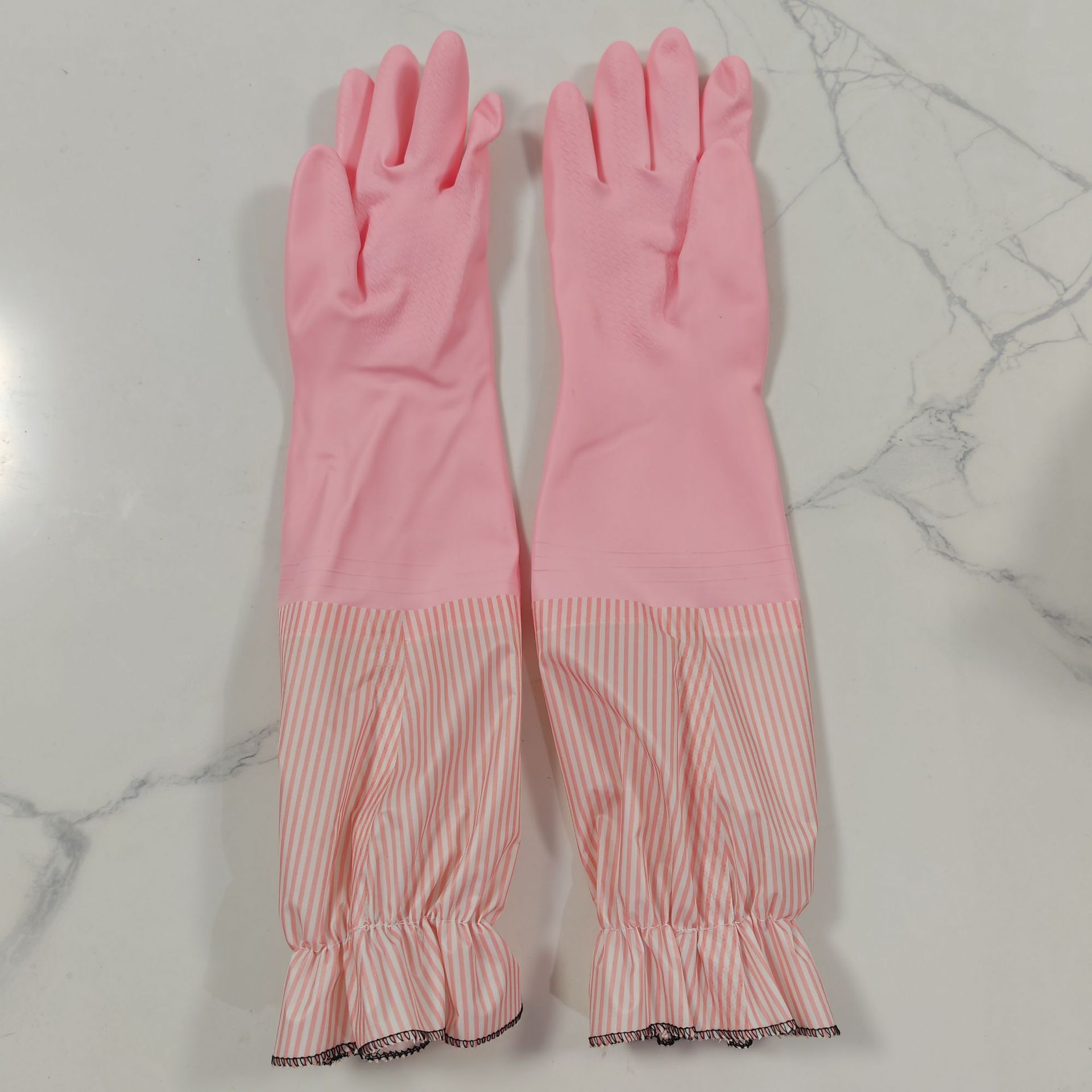 Forrado de lana, de tejido denso, rosa claro.