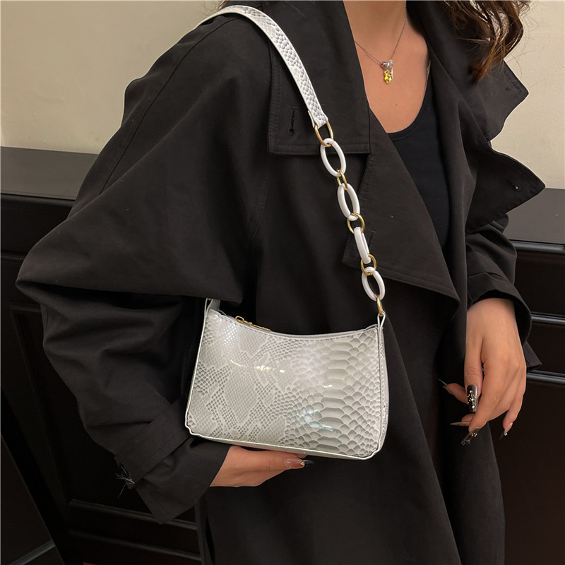 2025 New Winter Snake Pattern Armpit Bag Women's High-End Elegant Shoulder Bag Fashionable Versatile Accessible Luxury Chain Small Square Bag