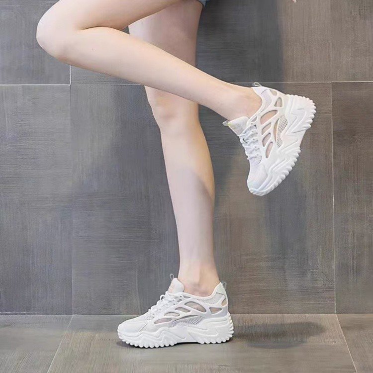 Zapatos de red de realce interior para mujer 2025 verano nuevo estilo suela gruesa malla hueca zapatos de papá de todo fósforo zapatos blancos zapatos de mujer