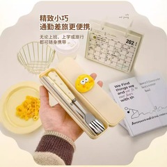 軽くて豪華なスプーンのフォークの箸の3つのセットの家庭用チーズの取っ手はデザートのスプーンのフォークの学生の子供の携帯の食器をまねます。