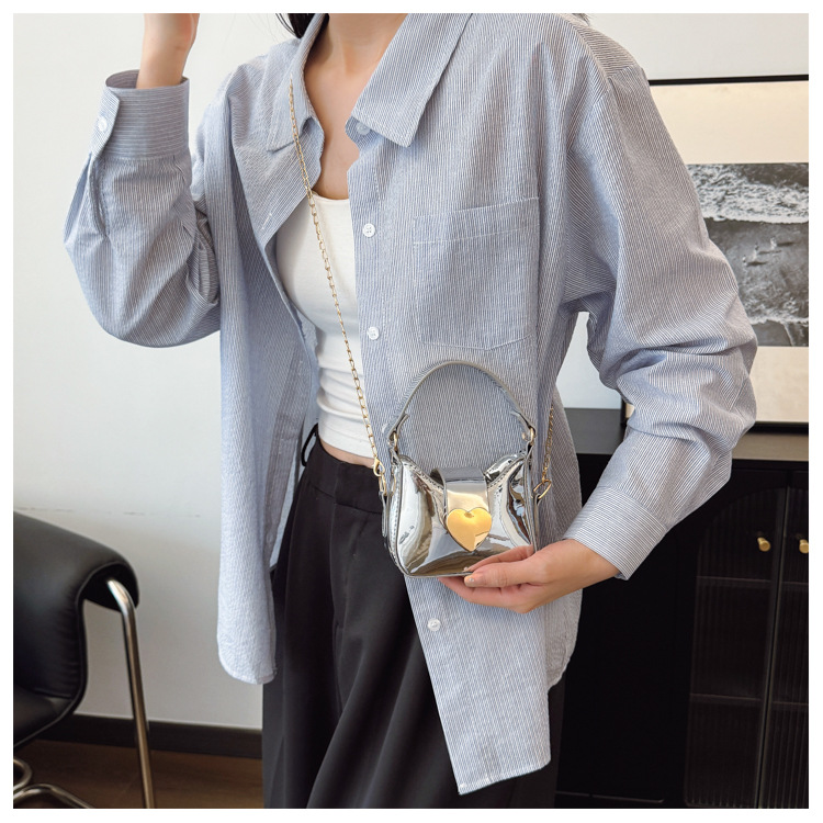 Unisex Pu Heart Shape Solid Color Elegant Streetwear Sewing Thread Square Hidden Buckle Shoulder Bag display picture 8