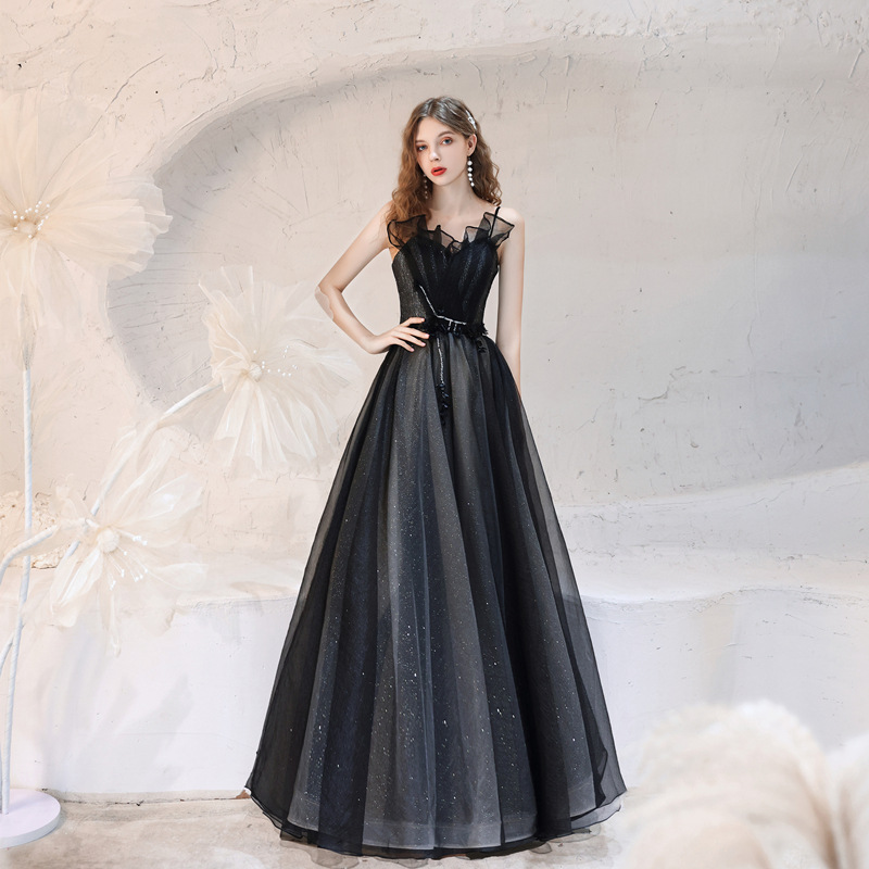 Vestido de cena de reunión anual negro para mujeres 2026 nuevo estilo simple y generoso adelgazamiento de los estudiantes de exámenes de arte rendimiento de hadas