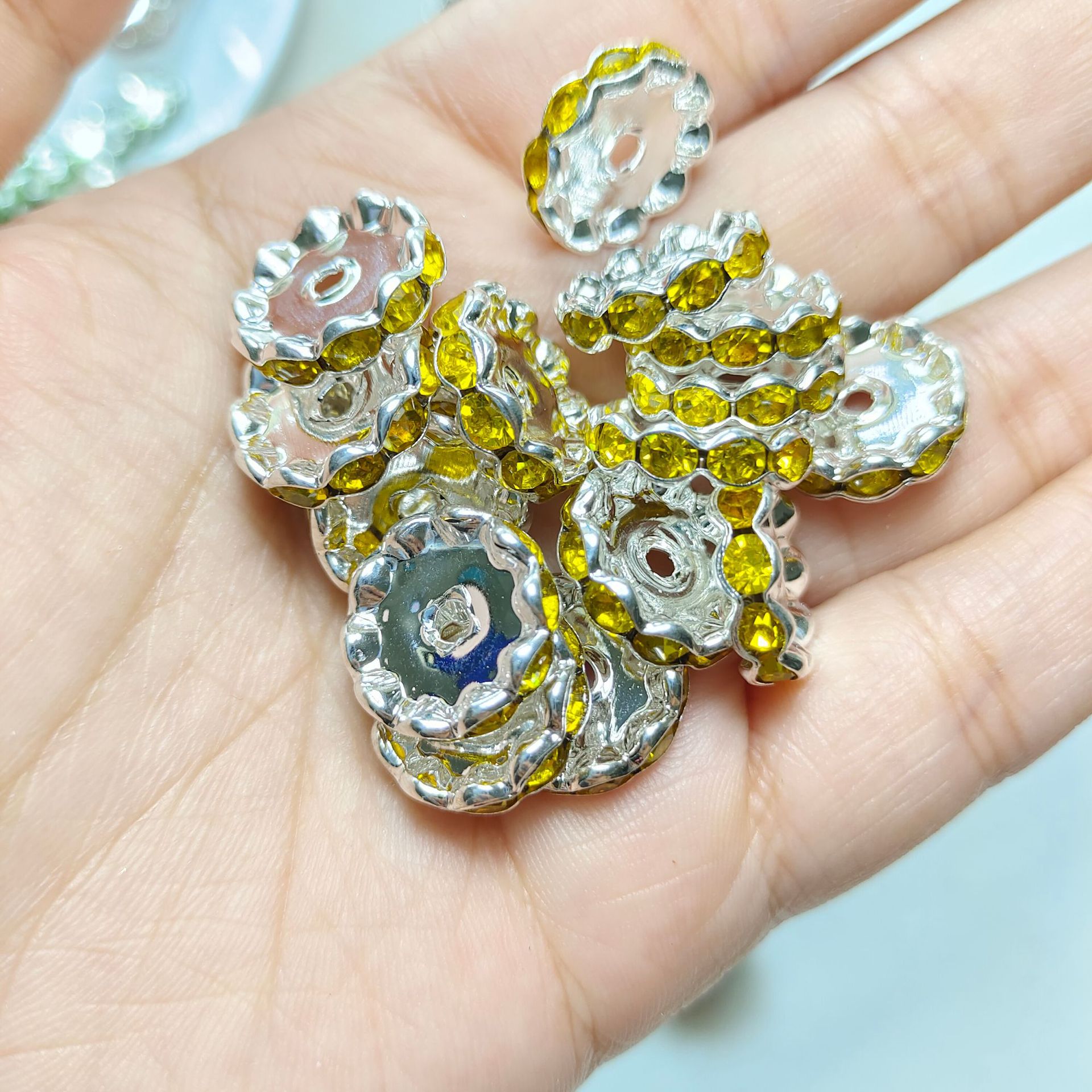 国境を越えて人気のある15mm銀色のビーズを隔てた円形のドリルリング車の輪の波の縁にドリルの部品を入れます。