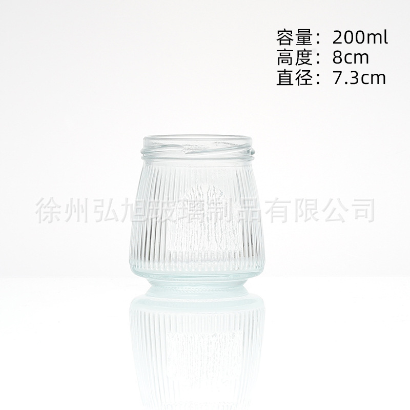 ツバメの巣はガラス瓶の密封瓶の金属蓋のガラスの缶の貯蔵瓶の蜂蜜の瓶を分けてお茶の飲み物のコップの空の瓶を入れます。|undefined