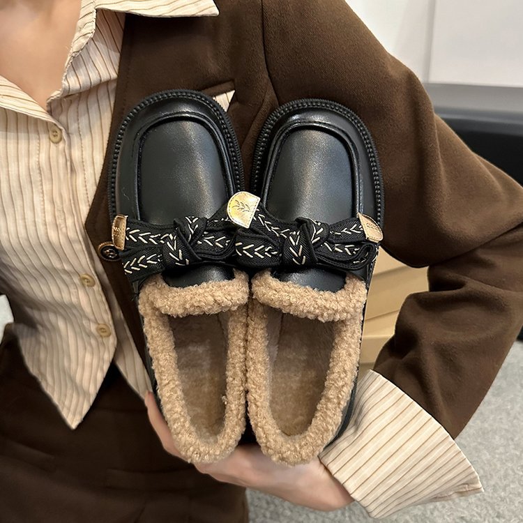 Winter warm shoes platform with bow