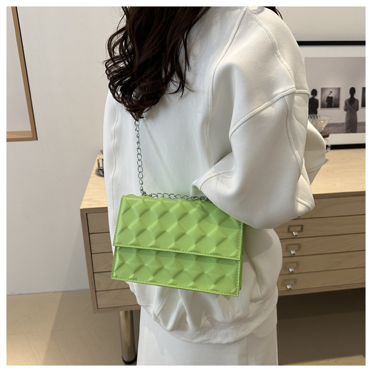 The 2024 autumn new embossed diamond-shaped single-shoulder crossbody bag with a chain design is a niche, fashionable, simple and retro small square bag undefined