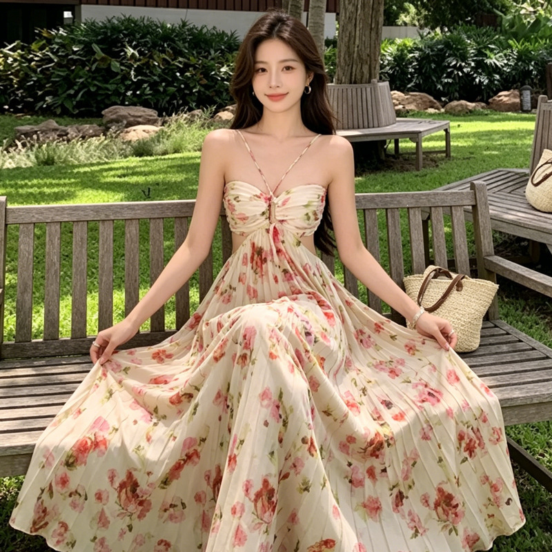 Stunning pleated dress for seaside vacation, halter neck long dress, ankle-length, ultra-long, elegant Sanya beach dress Stunning pleated dress for seaside vacation, halter neck long dress, ankle-length, ultra-long, elegant Sanya beach dress