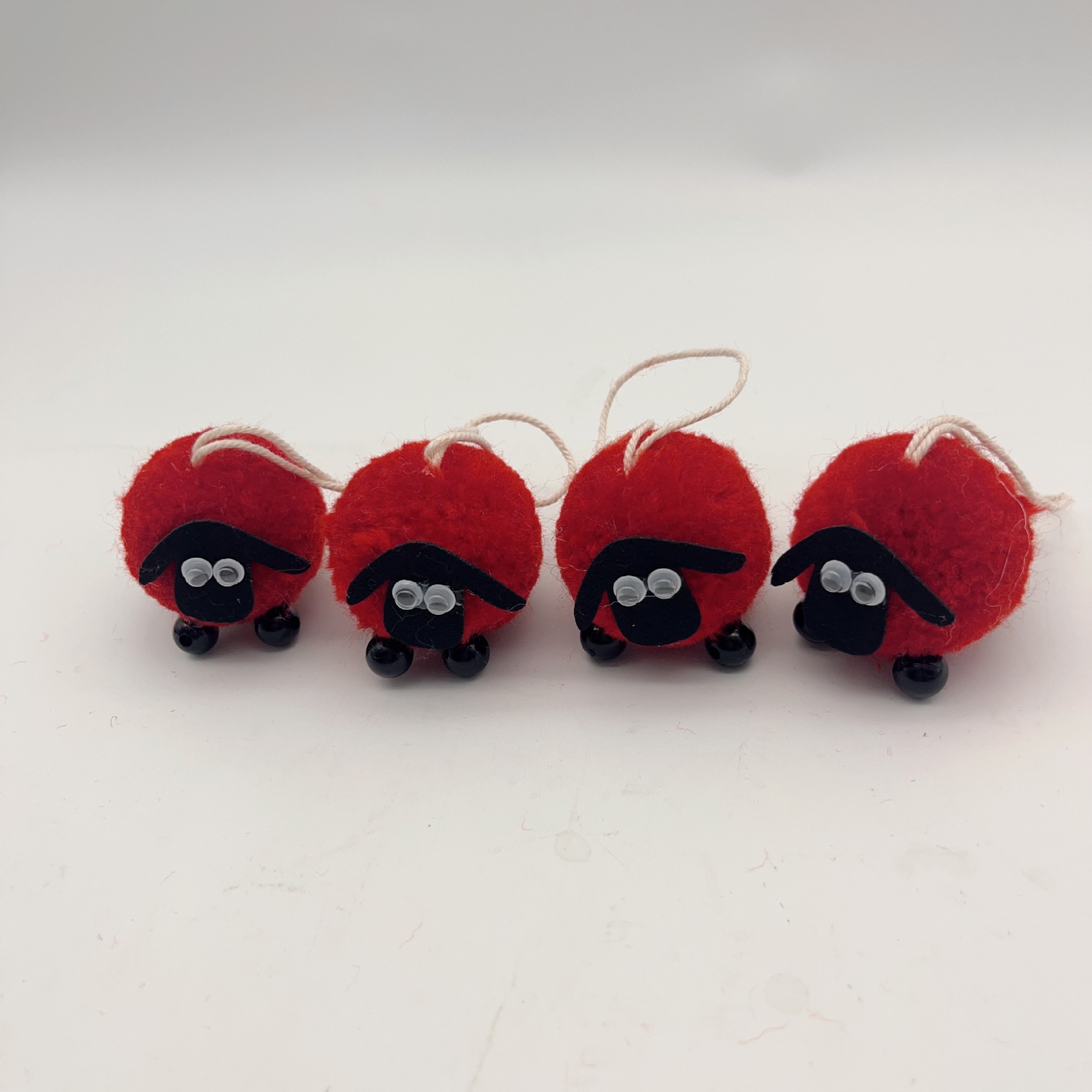 Juguetes de peluche transfronterizos colgantes de cordero blanco y negro, cordero de peluche de Pascua colgantes de cordero