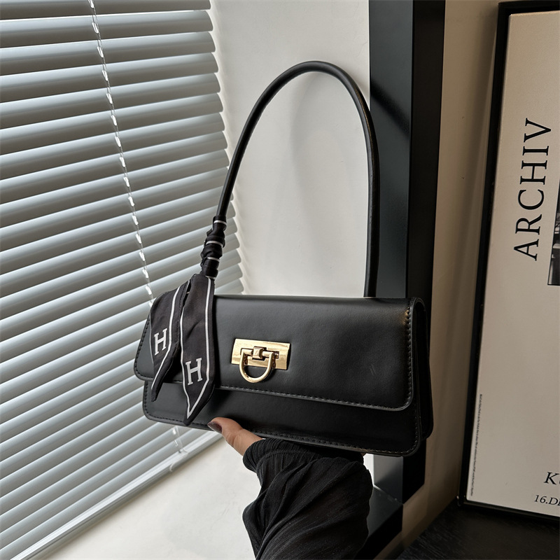 Bolso pequeño bolso de mujer popular portátil bajo el brazo 2024 otoño nueva moda estética simple bolso de hombro