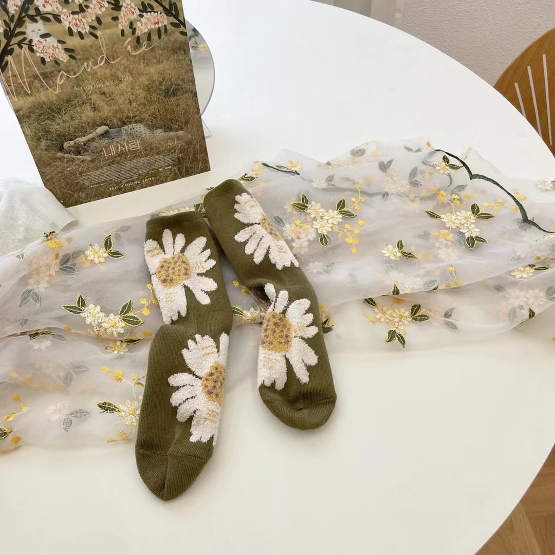 Women's Retro Flower Cotton Jacquard Crew Socks A Pair display picture 2