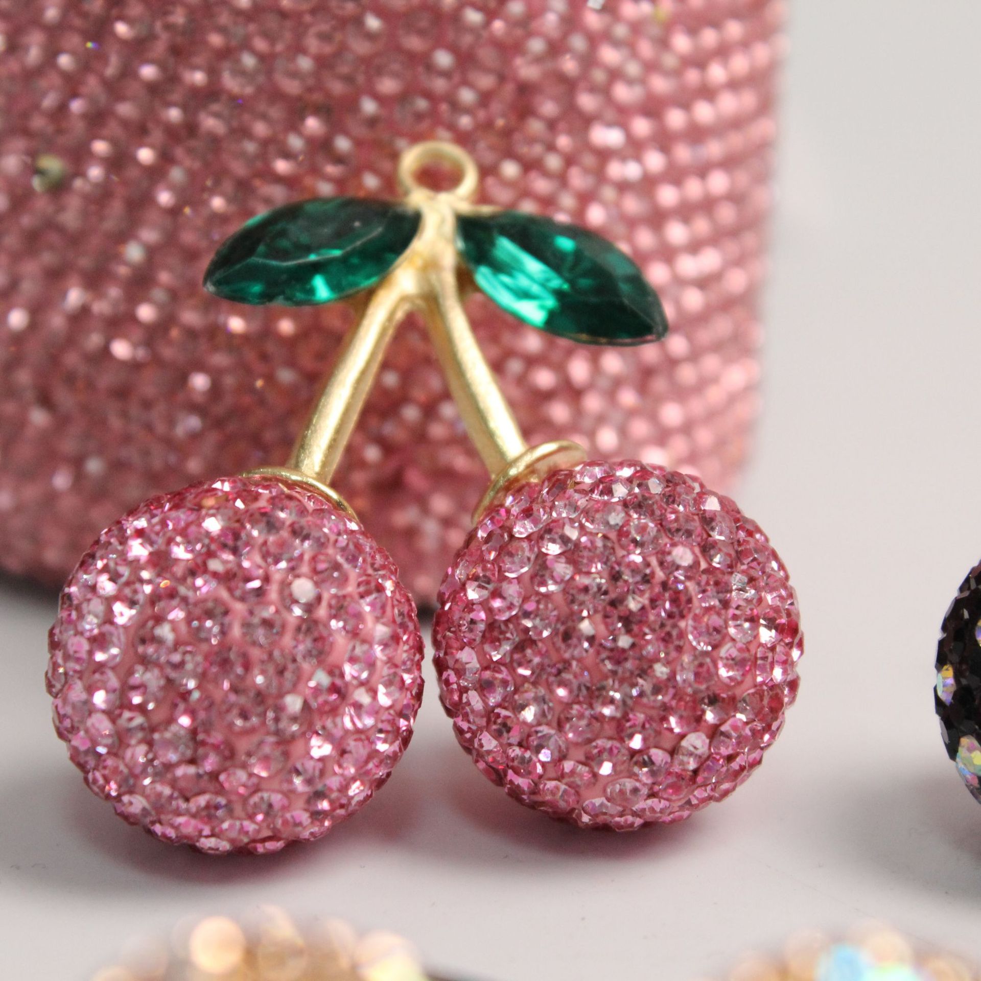 卸売りの創意アマゾンの赤いさくらんぼの爆発的なキーホルダーの部品のドリルの自動車のハンガーの女性の部品の果物