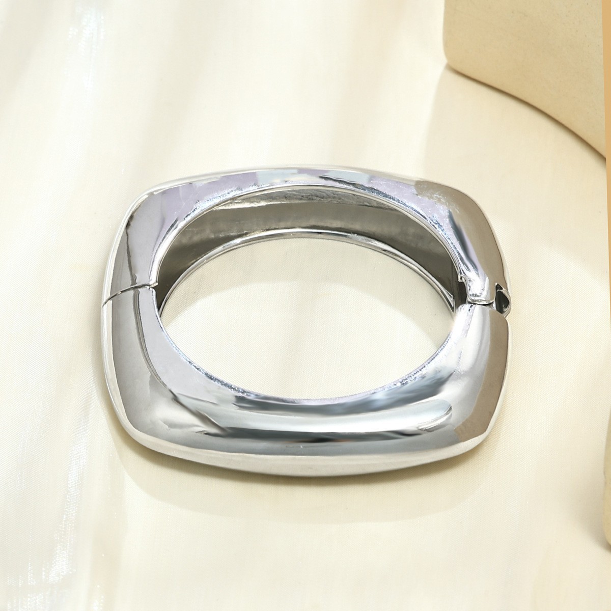 Joyería popular transfronteriza europea y americana, simple y moderna, pulsera de metal hueca de borde ancho, única y llamativa.