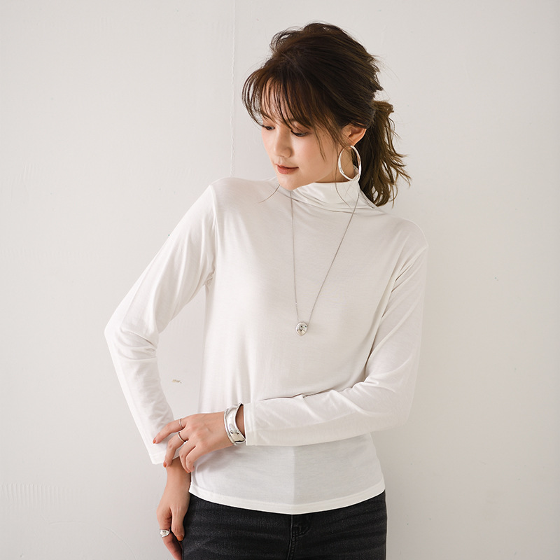 日系家庭内にシャツを着て40織のモーダルスーツの高襟のコウモリの袖の修身上着のtシャツのキャンディー色