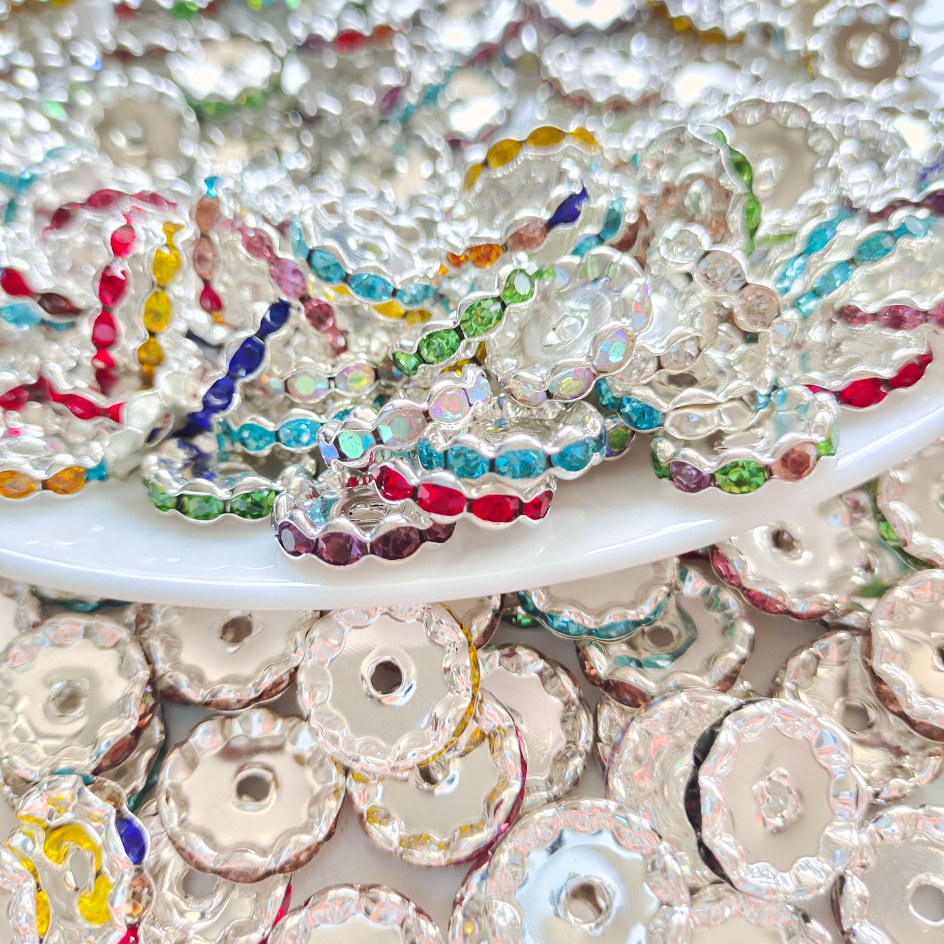 国境を越えて人気のある15mm銀色のビーズを隔てた円形のドリルリング車の輪の波の縁にドリルの部品を入れます。