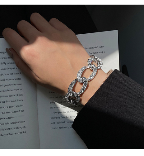 Elegant Cuban Link Diamond Necklace for Women, Ins-inspired Minimalist Luxury Brand Lockchain, Choker Necklace with a Chic and Refined Style