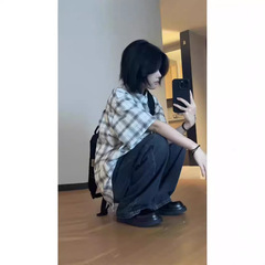 水曜日の定休日は日本のリラックス感があります。格子の半袖シャツを着ています。