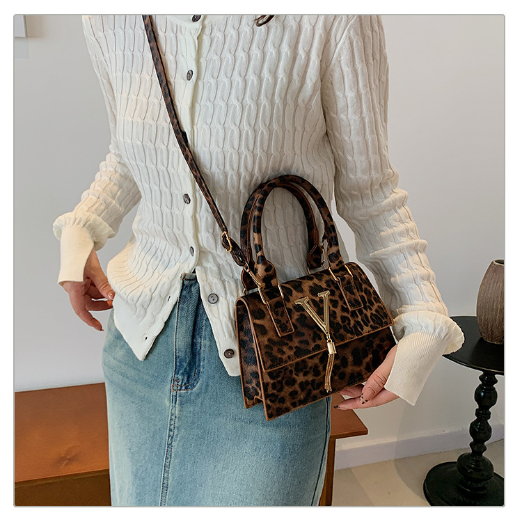 The new leopard print handbag is trendy and stylish. The crossbody bag has a simple texture and a spicy girl style. It is a unique single-shoulder small square bag undefined