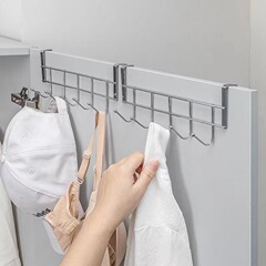 寮の上敷はベッドの上の小さいハンガーを掛けます。