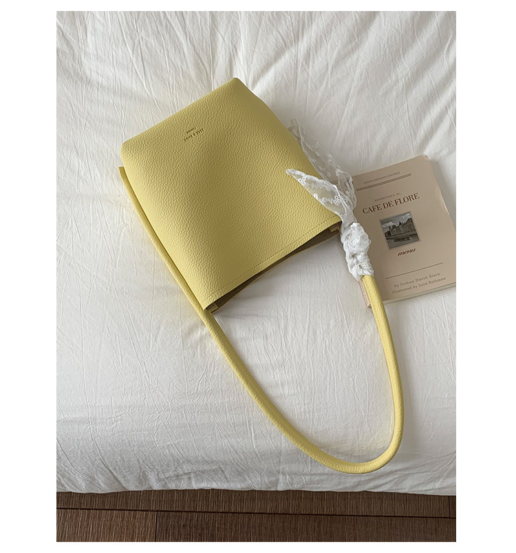 A trendy and versatile single-shoulder underarm bag for women in the summer of 2025, featuring a niche design and a simple commuting bucket bag undefined