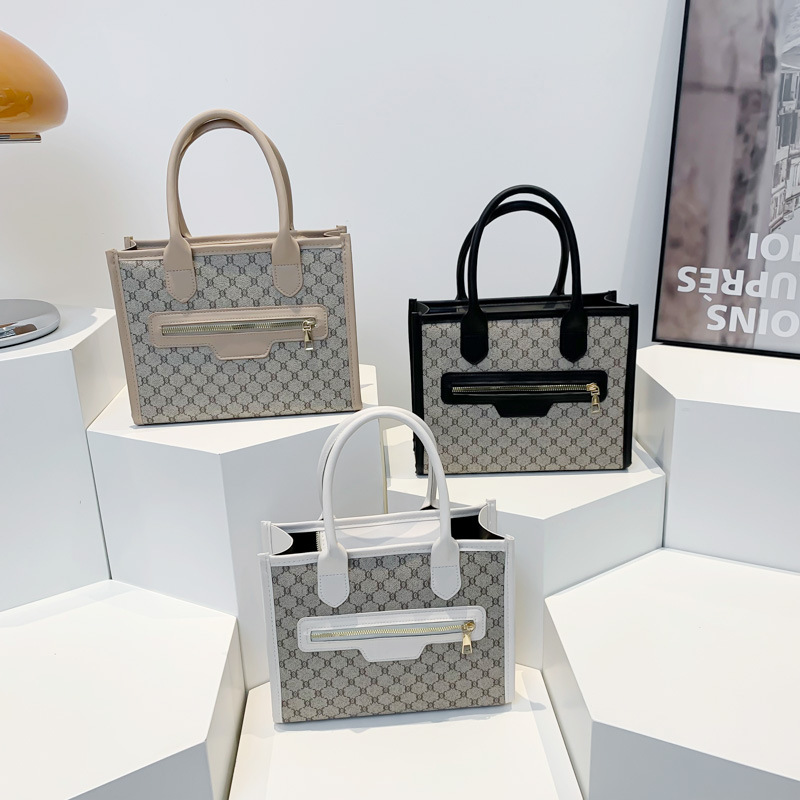 Small niche design, beautiful and personalized handbag for women 2024 new fashionable splicing trend, large capacity_voghion.com