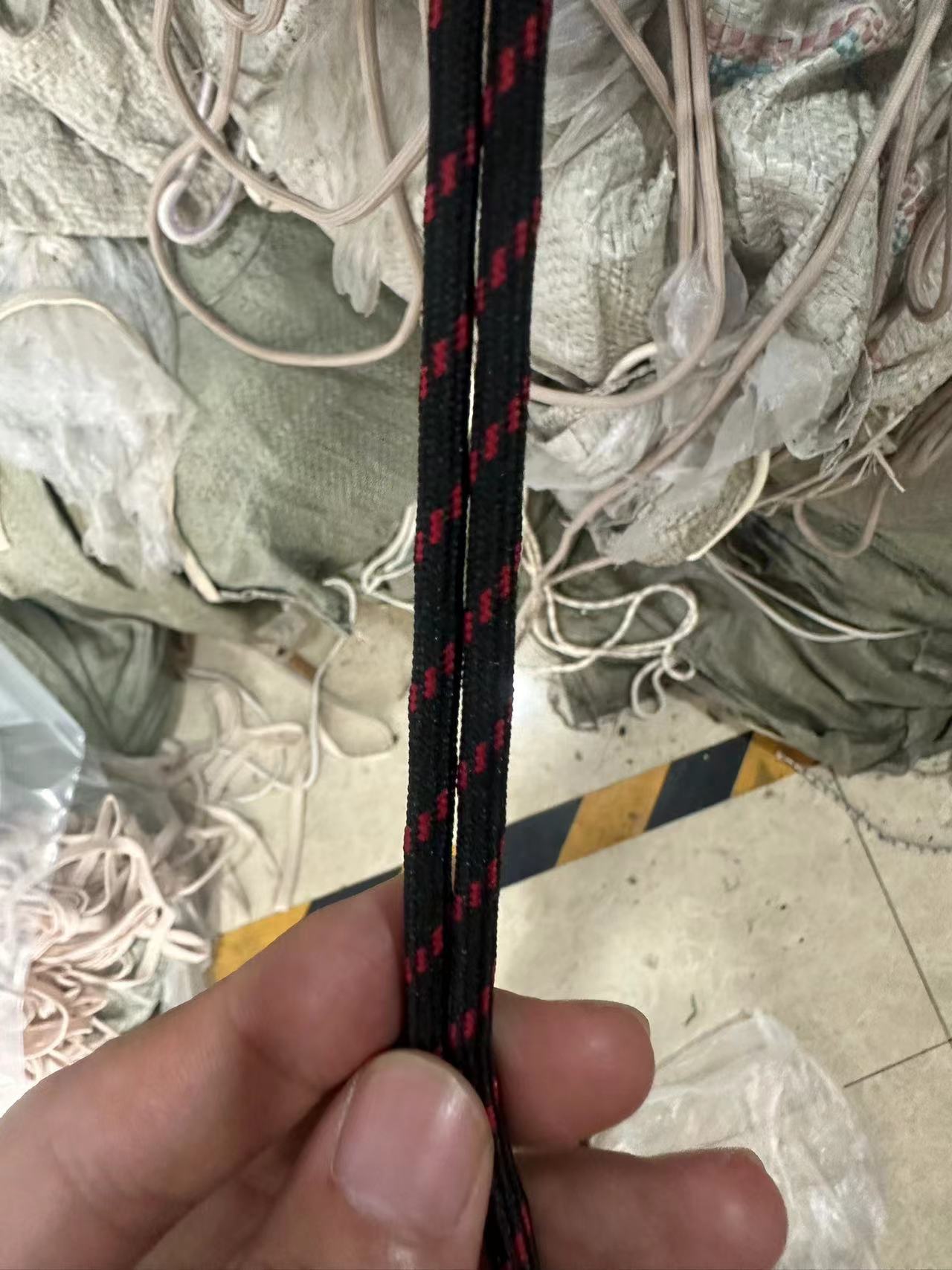 Cordones redondos de 5 mm para zapatos de papá, botas de senderismo, botas estilo Martin, con rayas diagonales en negro, blanco y amarillo.