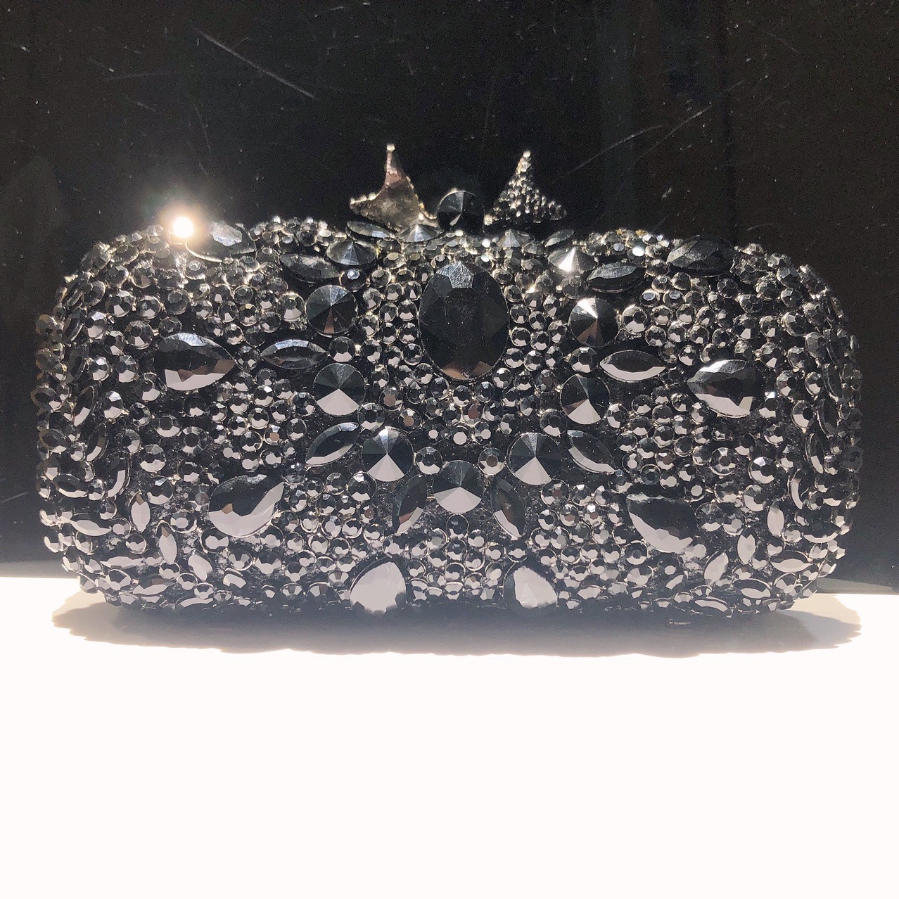 Seleccione estrictamente el interruptor de cinta transfronteriza de diamantes bolsa de cena caja metálica hueca llena de diamantes bolsas de banquete bolsa de mano