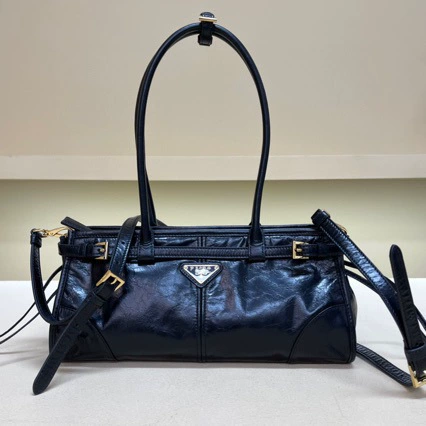 Сумка через плечо (Prada) Softlux масляно-вощёная кожа, ретро бочкообразная, чёрная, 32×15,5×12 см