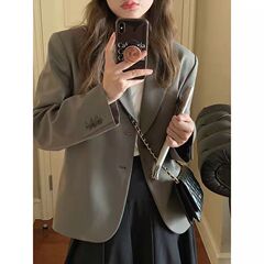 2024春と秋の小さいスーツのコートの女性のカジュアルな百合英倫風の灰色の短いスーツの小さい背の上着