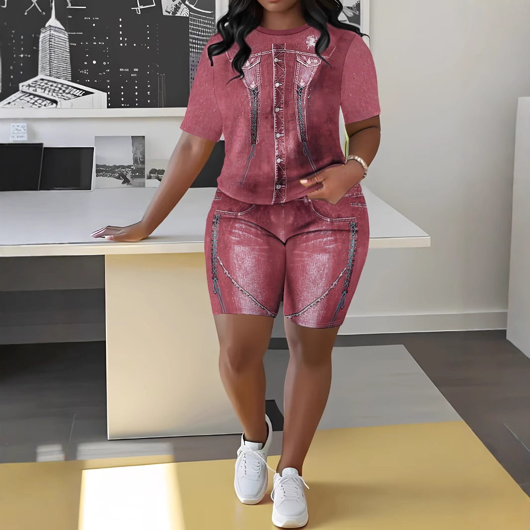 Completo da donna in denim stampato, composto da top a maniche corte con scollo rotondo e vestibilità ampia e pantaloncini aderenti._voghion.com