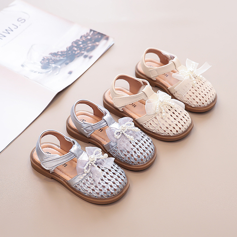 Sandalias de niñas 2026 primavera y otoño nuevos zapatos de princesa para niños zapatos de playa de moda arco trenzado zapatillas frías