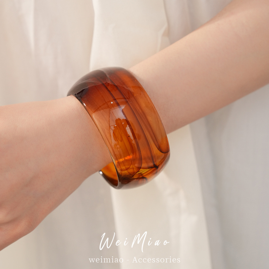 Acrílico ancho redondeo tiñado pulsera estilo europeo y americano simple personalidad exagerada pulsera ligera joyas de nicho de lujo al por mayor