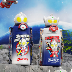 ウルトラマン子供保温カップ316ステンレス大容量ストローカップ学生高颜値便利斜めに水筒にまたがる