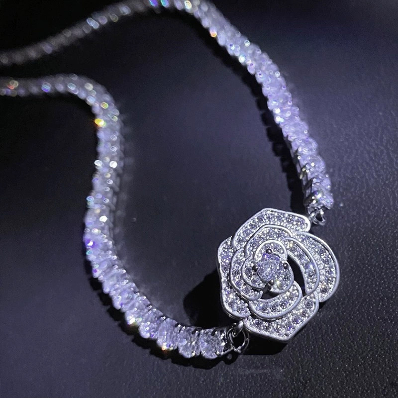 Design di nicchia con fiori di camelia, temperamento, mondanità, collana con rose scavate, orecchini, anello aperto, diamante pieno_voghion.com