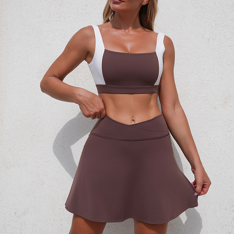Traje de sujetador y falda de color café