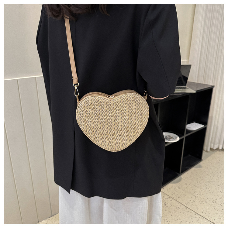 Women's Small Straw Solid Color Fashion Weave Heart-shaped Zipper Crossbody Bag display picture 2