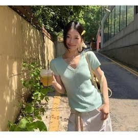 2026春夏季绿色V领针织衫正肩短袖t恤女春夏修身显瘦独特女装上衣