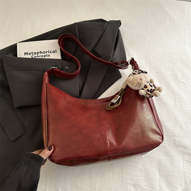 Bolsos de brazo de nicho coreano para mujeres invierno 2024 nuevo bolso retrógrado de gran capacidad, bolso de moda versátil.