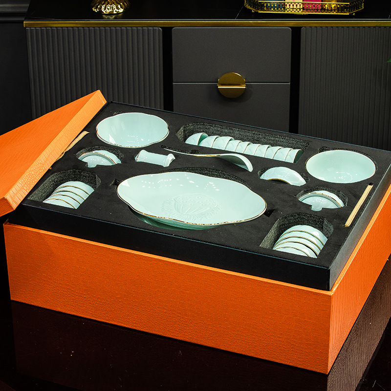 Jingdezhen alta porcelana blanca sombra azul en relieve set de platos set de platos de cerámica set de platos regalos de reubicación al por mayor