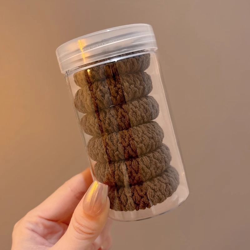 2 ¿ 6 latas marrones.