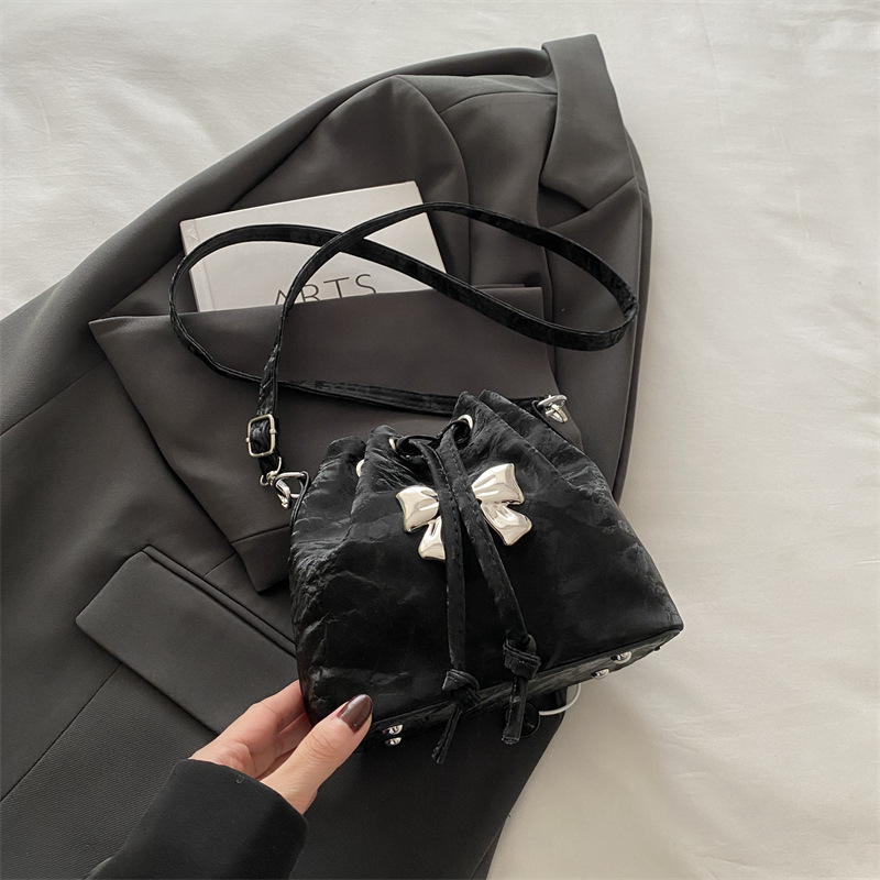Drawstring fashion bow shoulder mochila 2024 otoño y invierno nuevo estilo versátil bolsas casuales bolsas de cubo para mujeres