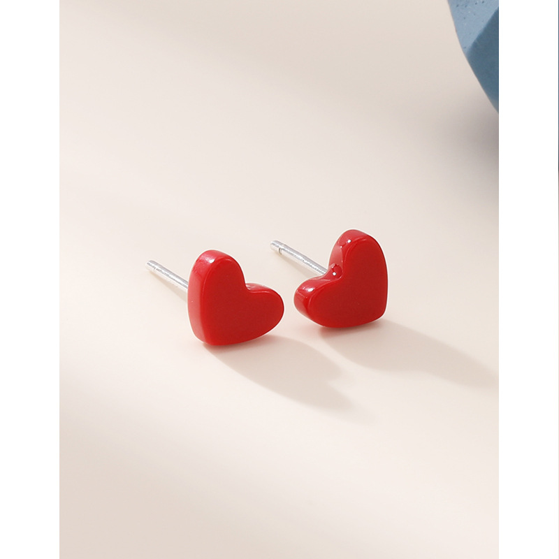 Pequeño corazón rojo S925 pendientes de plata esterlina simple de las mujeres estilo japonés y coreano elegante pequeño oído piercing rojo melocotón corazón pendientes