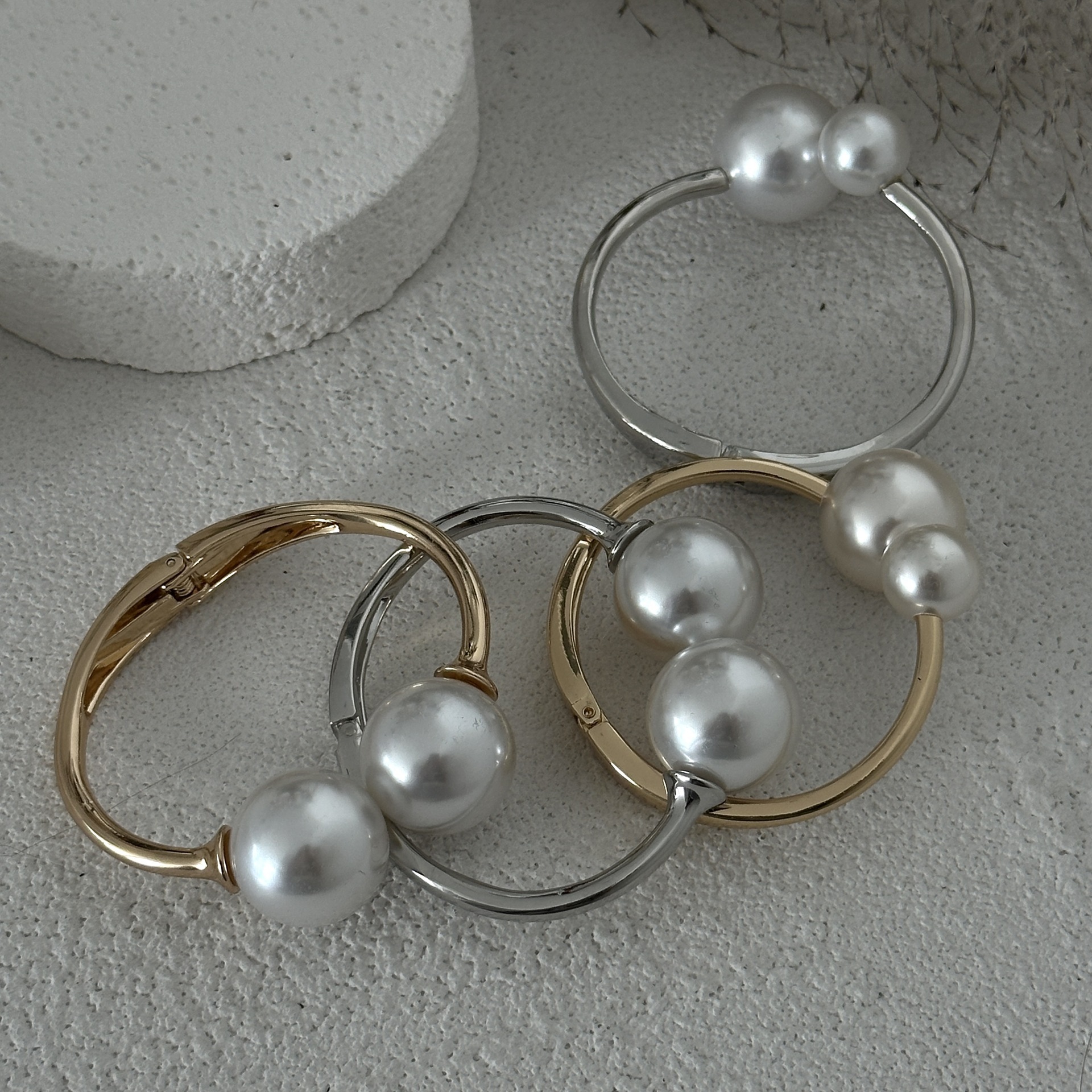 45g Weight Silver Plated Plating Material Bangle Classification Alloy Chain Material 1 Piece Quantity Casual, Daily Occasion Metal Material Solid Color Pattern Women's, Men's Gender Plating Design Elegant, Vintage Style Style Gold Color Europe And America Fashion Trend Open-Ended Bracelet Metal Texture Pearl Design Bracelet 7